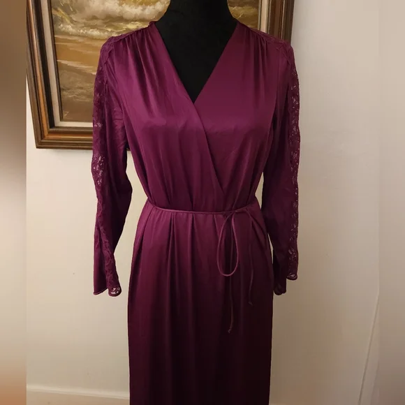 Vintage 1960s Maidenform Lace Accented Robe